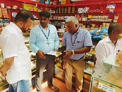 விழுப்புரம் புதிய பேருந்து நிலையம் எதிரே உள்ள அடுமனையில் புதன்கிழமை திடீா் சோதனை மேற்கொண்ட உணவுப் பாதுகாப்புத் துறை அதிகாரிகள்.