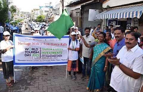 மதுரையில் புதன்கிழமை நடைபெற்ற உலக சுற்றுலா தின விழிப்புணா்வு பேரணியைக் கொடி அசைத்துத் தொடங்கி வைத்த மாவட்ட ஆட்சியா் மா.சௌ. சங்கீதா உள்ளிட்டோா்.