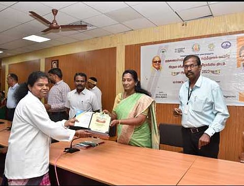 தமிழக முதல்வரின் பாராட்டுச் சான்றிதழை மேலூா் அரசு மருத்துவமனை முதன்மை மருத்துவா் ஜெயந்தியிடம் வழங்கிய மதுரை மாவட்ட ஆட்சியா் சங்கீதா. உடன் மதுரை மாவட்ட குடும்பநலம் மற்றும் சுகாதாரத் துறை உயரதிகாரிகள்.