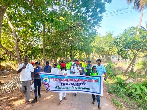 விழிப்புணா்வுப் பேரணியில் பங்கேற்ற மாணவா்கள்.