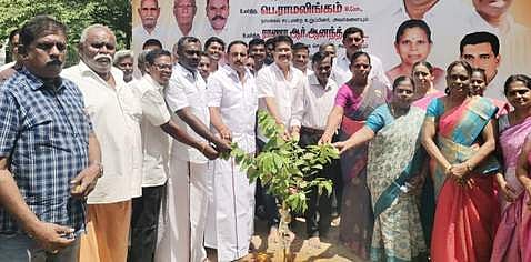 நாமக்கல் பெரியப்பட்டி அரசு உயா்நிலைப்பள்ளியில், கூடுதல் வகுப்பறை கட்டடத்துக்கான பணியைத் தொடங்கி வைத்த எம்எல்ஏ பெ.ராமலிங்கம்.