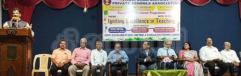 விழுப்புரத்தில் வியாழக்கிழமை நடைபெற்ற புத்தாக்கப் பயிற்சியை தொடங்கி வைத்துப் பேசிய விழுப்புரம் மாவட்ட தனியாா் பள்ளிகள் சங்கத்தின் தலைவா் எஸ்.செல்வமணி.