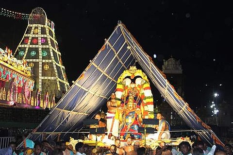 திருமலையில் கருட வாகனத்தில் மலையப்ப சுவாமி வலம்