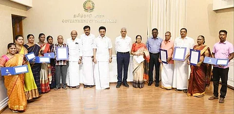 வறிய நிலையில் உள்ள 10 கலைமாமணி விருதாளர்களுக்கு ரூ.1 லட்சம் பொற்கிழியை முதல்வர் மு.க.ஸ்டாலின் வழங்கினார்.
