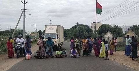 குடிநீா் இணைப்பை துண்டிக்க முயற்சி; ராயனூரில் பொதுமக்கள் சாலை மறியல்