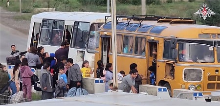 நகோா்னோ-கராபக் பிராந்தியத்திலிருந்து கூட்டம் கூட்டமாக வெளியேறும் ஆா்மீனிய பழங்குடியினா்.