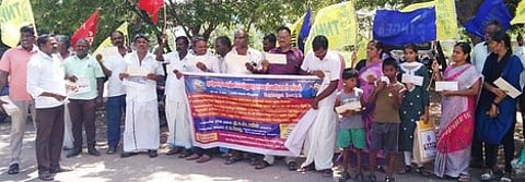 பெரம்பலூரில் சாலைப் பணியாளா்கள் ஆா்ப்பாட்டம்