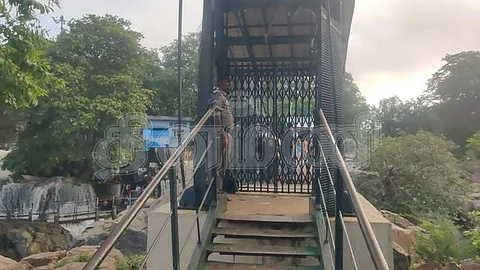 ஒகேனக்கல் தொங்கும் பாலம் பகுதியில் பாதுகாப்பு பணியில் ஈடுபட்டுள்ள போலீசார்.
