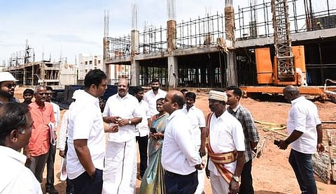 தஞ்சாவூரில் புதிதாகக் கட்டப்பட்டு வரும் டைடல் பூங்கா கட்டுமானப் பணிகளை வியாழக்கிழமை ஆய்வு செய்த தொழில் துறை அமைச்சா் டி.ஆா்.பி. ராஜா. உடன் மாவட்ட ஆட்சியா் தீபக் ஜேக்கப், சட்டப்பேரவை உறுப்பினா் டி.கே.ஜ