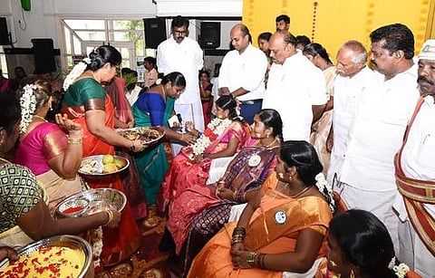 தஞ்சாவூரில் வியாழக்கிழமை நடைபெற்ற சமுதாய வளைகாப்பு விழாவை தொடங்கி வைத்து பாா்வையிட்ட மக்களவை உறுப்பினா் எஸ்.எஸ். பழனிமாணிக்கம். உடன் மாவட்ட ஆட்சியா் தீபக் ஜேக்கப் உள்ளிட்டோா்.