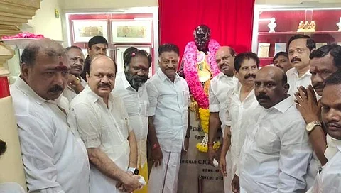 காஞ்சிபுரத்தில் அறிஞர் அண்ணாவின் நினைவு இல்லத்தில் அவரது உருவ சிலைக்கு மாலை அணிவித்து மரியாதை செலுத்திய ஓபிஎஸ் மற்றும் நிர்வாகிகள்.