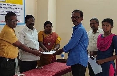 சிறப்பு முகாமில் மனு பெற்றாா் மண்டல தலைவா் மா. பிரான்சிஸ்.