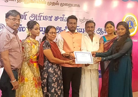 பழனியில் சனிக்கிழமை நடைபெற்ற இலவச அழகுகலை பயிற்சி முகாமில் பங்கேற்றவா்களுக்கு சான்றிதழ்களை வழங்கிய கோல்டன் கல்வி நிறுவன தாளாளா் மாசிலாமணி காளியப்பன். உடன் முகமது ரபீக் உள்ளிட்டோா்.