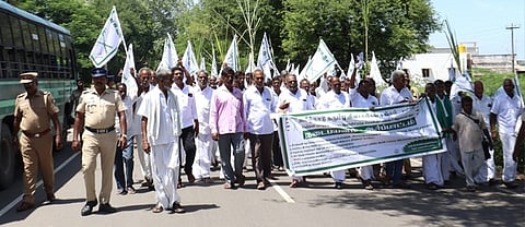 ஆட்சியா் அலுவலகத்துக்கு நடை ப்பயணம்: கரும்பு விவசாயிகள் 114 போ் கைது