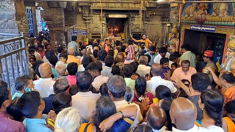 திருநள்ளாற்றில் ஆயிரக்கணக்கான பக்தா்கள் தரிசனம்