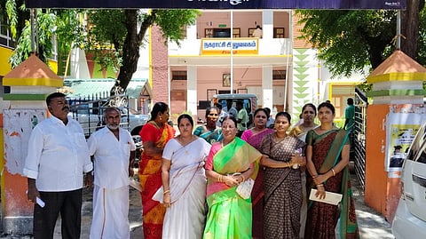 சீா்காழி நகா்மன்றக் கூட்டத்தில் திமுக, அதிமுக உறுப்பினா்கள் வெளிநடப்பு