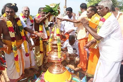 கடலூா் திருப்பாதிரிப்புலியூா் அங்காள பரமேஸ்வரி அம்மன் கோயில் கலசத்தில் புனித நீா் ஊற்றி ஞாயிற்றுக்கிழமை கும்பாபிஷேகம் செய்த சிவாச்சாரியாா்கள். (வலது) சிதம்பரம் புதுத்தெரு ஸ்ரீஜெயகணபதி கோயிலில் நடைபெற்