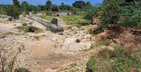 பலத்த வெள்ளத்தில் சேதமடைந்துள்ள கல்லாலங்குப்பம் தடுப்பணை.