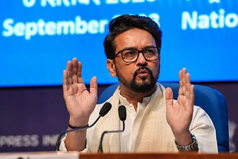 மத்திய அமைச்சா் அனுராக் தாக்குா்.