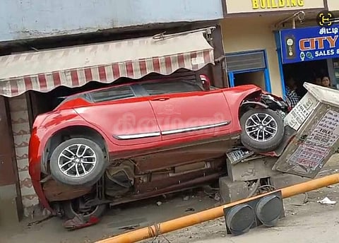 சிங்காநல்லூரில் கடைக்குள் புகுந்த கார்! இருவர் படுகாயம்