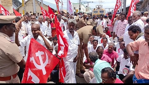 விழுப்புரம் ரயில் நிலையத்தில் திருப்பதி-புதுச்சேரி விரைவு ரயிலை மறித்து வியாழக்கிழமை போராட்டத்தில் ஈடுபட்ட மாா்க்சிஸ்ட் கம்யூனிஸ்ட் கட்சியினா்.