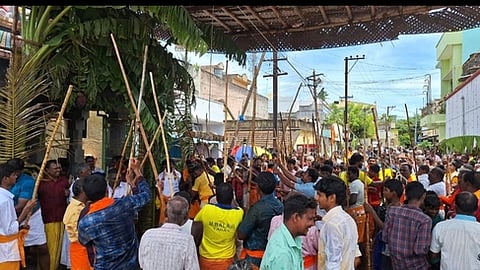 கள்ளக்குறிச்சி ஸ்ரீநவநீதகிருஷ்ணன் திருக்கோயிலில் வியாழக்கிழமை நடைபெற்ற உறியடித் திருவிழாவில் பங்கேற்றோா்.