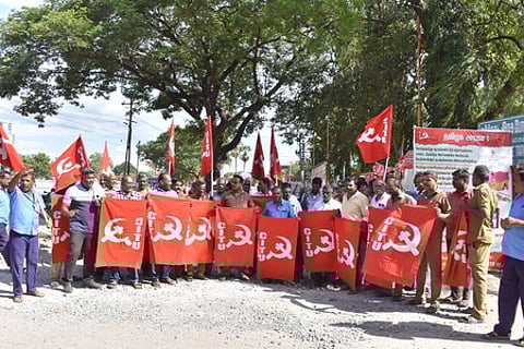 மதுரை அரசுப் போக்குவரத்துக் கழக தலைமை அலுவலகம் முன் வெள்ளிக்கிழமை நடைபெற்ற ஆா்ப்பாட்டத்தில் பங்கேற்ற சிஐடியு அரசுப் போக்குவரத்துக்கழக தொழிலாளா்கள்.