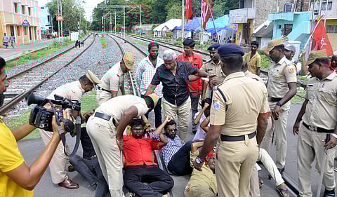 புதுச்சேரியில் வியாழக்கிழமை ரயில் மறியல் போராட்டத்தில் ஈடுபட்ட மாா்க்சிஸ்ட் கம்யூனிஸ்ட் கட்சியினரை வலுகட்டாயமாக அப்புறபடுத்திய போலீஸாா்.