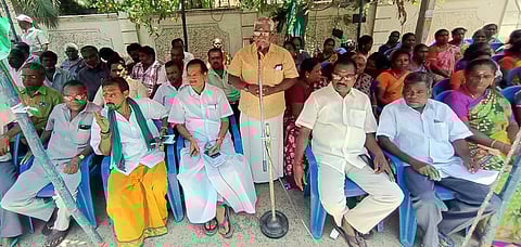 புதுச்சேரி உழவா்கரை நகராட்சி முன் வியாழக்கிழமை போராட்டத்தில் ஈடுபட்ட நகராட்சி ஊழியா்கள்.