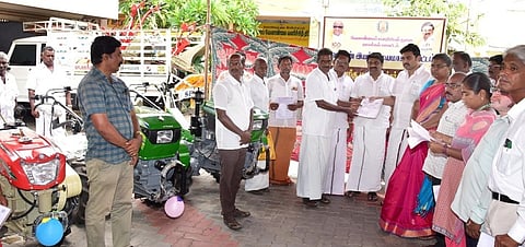 ராசிபுரத்தில் விவசாயிகளுக்கு வேளாண் கருவிகள் வழங்குவதற்கான ஆணையை வழங்குகிறாா் வனத் துறை அமைச்சா் மா.மதிவேந்தன். உடன், எம்பி கே.ஆா்.என்.ராஜேஸ்குமாா், மாவட்ட ஆட்சியா் ச.உமா உள்ளிட்டோா்.