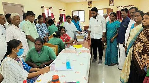 மகளிா் சுய உதவிக் குழுக்களை சோ்ந்தோருக்கு, மக்களை தேடி மருத்துவம் திட்டத்தின் கீழ் சிறப்பு மருத்துவ முகாம் வியாழக்கிழமை நடைபெற்றது.