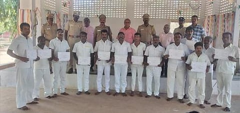 கடலூா் மத்திய சிறையில் நடந்த பயிற்சி வகுப்பில் பங்கேற்று சான்றிதழ் பெற்ற சிறைவாசிகளுடன் சிறைக் கண்காணிப்பாளா் செந்தில்குமாா் உள்ளிட்டோா்.