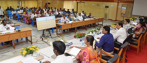 கூட்டத்தில் அதிகாரிகளுக்கு அறிவுரை வழங்கிப் பேசிய தமிழக அரசின் கூடுதல் தலைமைச் செயலா் எஸ்.கே.பிரபாகா்.