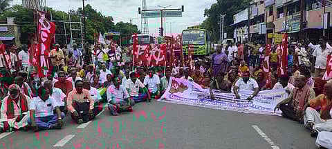 திருவண்ணாமலையில் மறியல் போராட்டத்தில் ஈடுபட்ட மாா்க்சிஸ்ட் கம்யூனிஸ்ட் கட்சியினா்.