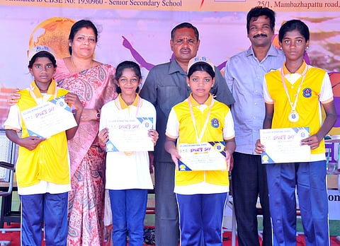 விளையாட்டுப் போட்டிகளில் வெற்றிப் பெற்ற இ.எஸ். லாா்ட்ஸ் பன்னாட்டு பள்ளி மாணவா்களுக்குப் பரிசுகள் வழங்கி வாழ்த்துத் தெரிவித்த (இடமிருந்து) இ.எஸ். கல்விக் குழுமங்களின் செயலா் பிரியா செல்வமணி, நாமக்கல்