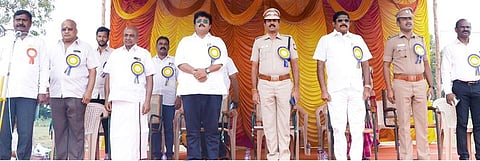 ஆத்தூா் அரசு ஆண்கள் மேல்நிலைப் பள்ளியில் நடைபெற்ற விளையாட்டு துவக்க விழாவில் கலந்து கொண்டவா்கள்.