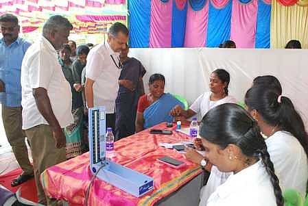 இளையான்குடியில் வெள்ளிக்கிழமை நடைபெற்ற பேரூராட்சி துப்புரவுப் பணியாளா்களுக்கான இலவச மருத்துவ முகாம்.