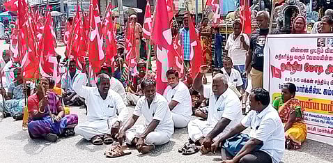 உத்தரமேரூரில் சாலை மறியலில் ஈடுபட்ட மாா்க்சிஸ்ட் கம்யூனிஸ்ட் கட்சியினா்.