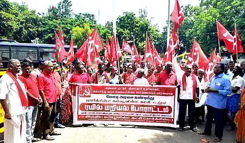 தருமபுரி ரயில் நிலையம் முன்பு போராட்டத்தில் ஈடுபட்ட மாா்க்சிஸ்ட் கம்யூனிஸ்ட் கட்சியினா்.