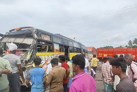 வாழப்பாடி அருகே விபத்தில் சிக்கிய தனியாா் பேருந்து.