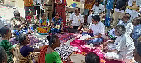 குண்டுகுளம் கிராமத்தில் குடிநீா் பிரச்னை குறித்து பொதுமக்களிடம் குறைகளை கேட்டறிந்த மாவட்ட ஆட்சியா் பா.விஷ்ணுசந்திரன்.