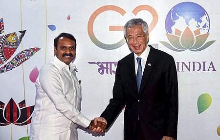 ஜி20 உச்சி மாநாட்டுக்கு வருகை தந்த சிங்கப்பூா் பிரதமா் லீ சியென் லூங்கை வரவேற்ற மத்திய இணையமைச்சா் எல்.முருகன்.