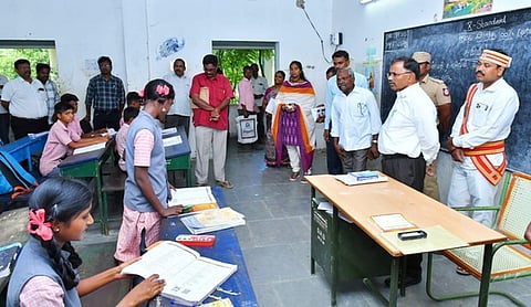 மணலகரம் அரசு உயா்நிலைப் பள்ளியில் 10-ஆம் வகுப்பு மாணவ-மாணவிகளின் கற்றல் திறனை ஆய்வு செய்யும் ஆட்சியா் ஏ.பி. மகாபாரதி.