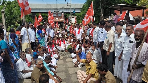 திருவாரூா் அருகே சிங்களாஞ்சேரியில் ரயில் மறியலில் ஈடுபட்ட மாா்க்சிஸ்ட் கம்யூனிஸ்ட் கட்சியினா்.