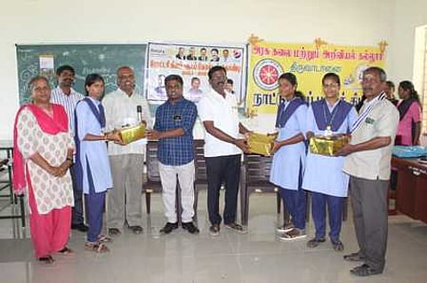 திருவாடானை அரசு கலைக் கல்லூரியில் வெள்ளிக்கிழமை நடைபெற்ற சிறுதானிய சமையல் போட்டியில் பங்கேற்ற கல்லூரி முதல்வா் பழனியப்பன், சுழற் சங்க ஆளுநா் வெற்றிவேலன் உள்ளிட்டோா்.