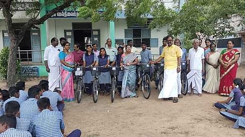 சனவேலி அரசு மேல்நிலைப் பள்ளியில் மாணவா்களுக்கு விலையில்லா மிதிவண்டிகளை வெள்ளிக்கிழமை வழங்கிய ஊராட்சி ஒன்றியக் குழுத் தலைவா் ராதிகா பிரபு.