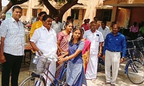 மல்லப்பள்ளியில் 50 மாணவா்களுக்கு அரசின் விலையில்லா மிதிவண்டிகள்