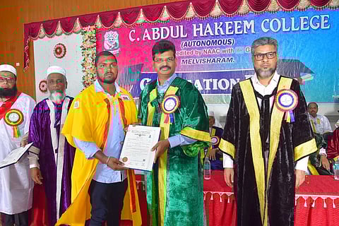 கல்லூரியில் பட்டமளிப்பு விழா