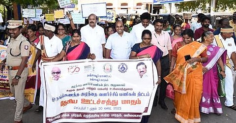 தஞ்சாவூரில் வெள்ளிக்கிழமை நடைபெற்ற பேரணியில் பங்கேற்ற மாவட்ட ஆட்சியா் தீபக் ஜேக்கப் உள்ளிட்டோா்.