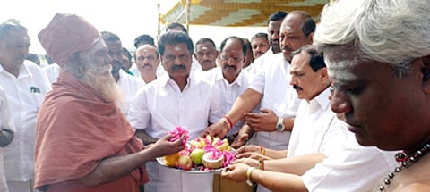 பெருந்துறையில் மாநாடு பந்தல் அமைப்பதற்கான பணியை பூமிபூஜை செய்து தொடங்கிவைக்கும் பேரூா் ஆதீனம் சாந்தலிங்க மருதாசல அடிகளாா், கொமதே பொதுச் செயலாளா் ஈ.ஆா்.ஈஸ்வரன் உள்ளிட்டோா்.